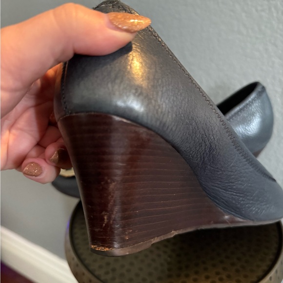 Tory Burch Navy Open Toe Wedges With Gold Emblem - Picture 13 of 13